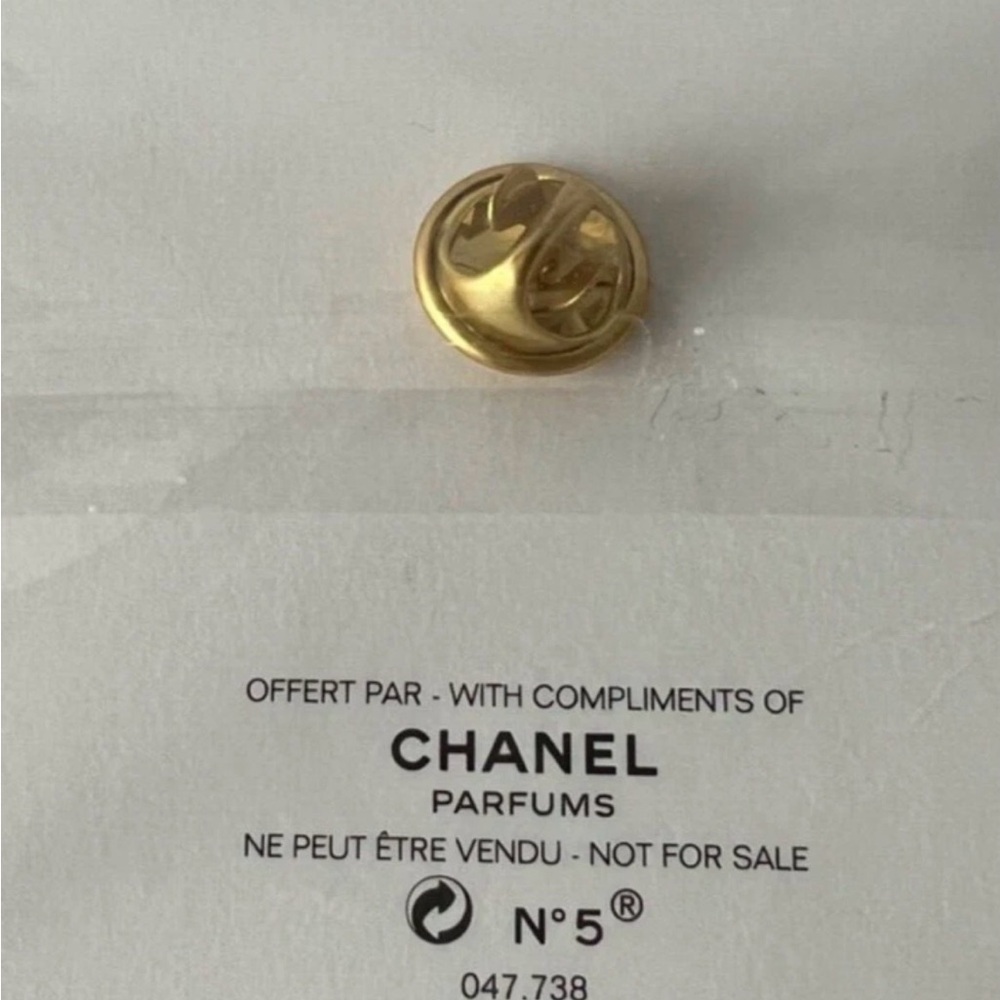 CHANEL VIP GIFT  No.5
Perfume Logo  Holiday Round Pin - Picture 3 of 4